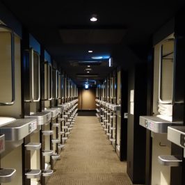 Alojarse en un hotel capsula en Japón