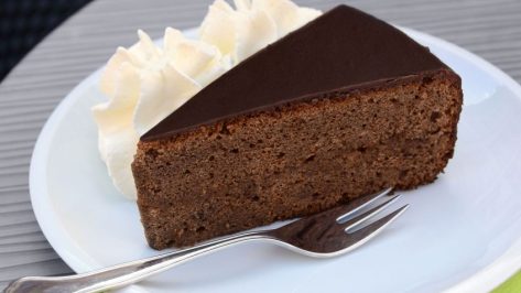 Comer tarta Sacher en el famoso Café Sacher de Viena