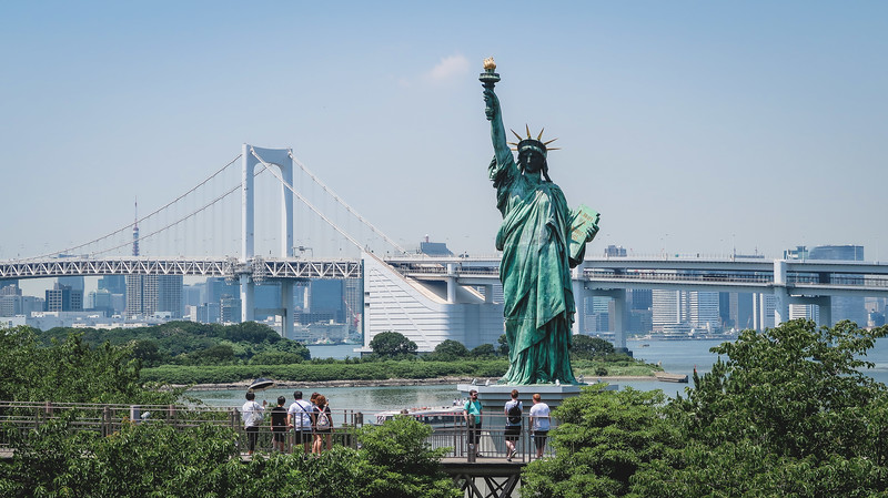 La Estatua de la Libertad y el Puente del Arco Iris vistos desde Odaiba, Japón.