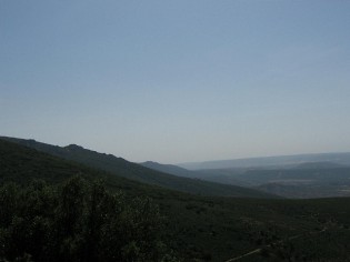 Si llegas a lo alto al otro lado puedes ver la sabana africana del Parque Nacional de Cabañeros