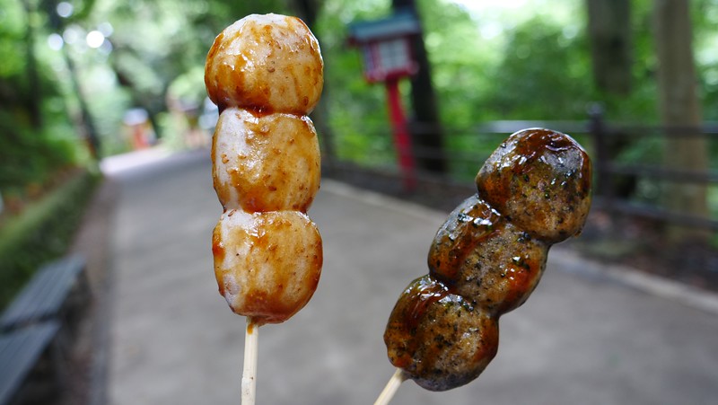 Comida callejera de Mitarashi Dango en el monte Takao