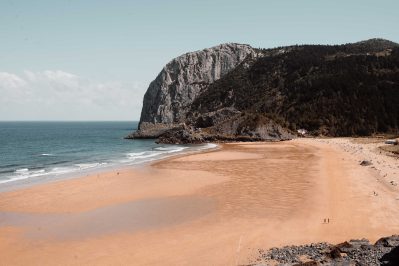 Descubre la Belleza Natural de la Playa de Laga