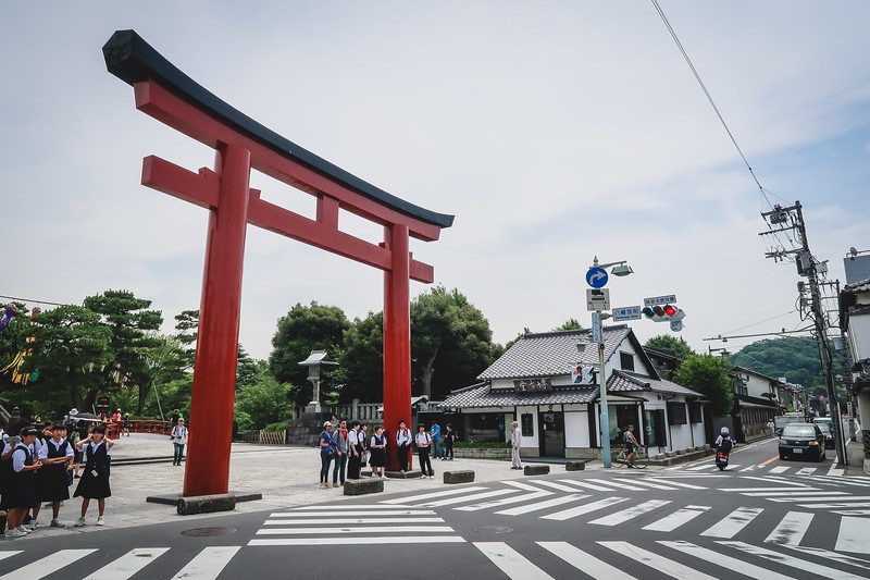 Caminar en nuestro viaje de un día a Kamakura y ver puertas impresionantes. 