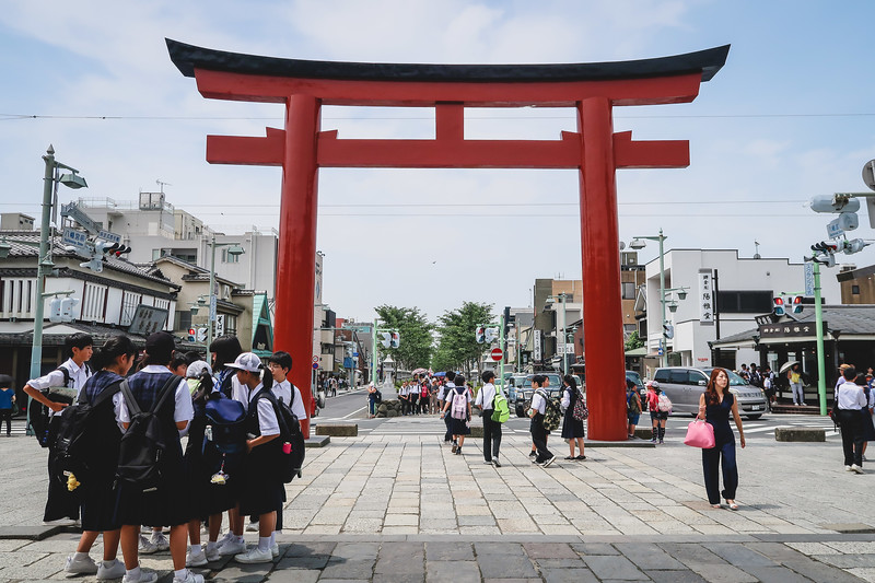 Torii rojo en Tsurugaoka Hachiman-gū en Kamakura, Japón.