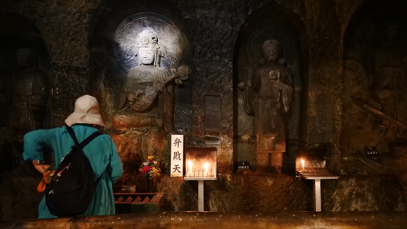 Tallas dentro de la cueva de Hasedera en Kamakura. 